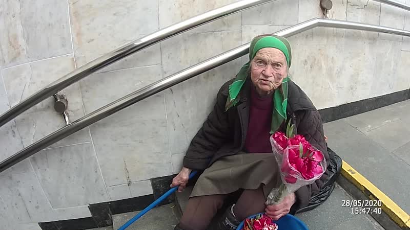 Бабка с большим пятном на лице на реализации цветов угрожает "перацягнуць" палкой от швабры