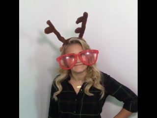 The hilarious @emilyosment wants to wish all of you fun cats out there a very happy holidays! 😂 #youngandhungry