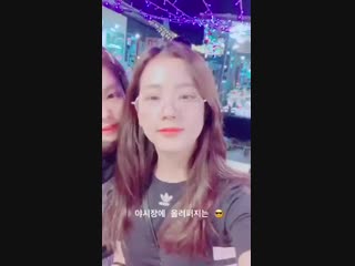 [trans] jisoo resonating at the night market forever young is playing at the