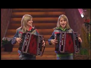 Die twinnies bayernmädels 2 girls playing steirische harmonika on rollerskat