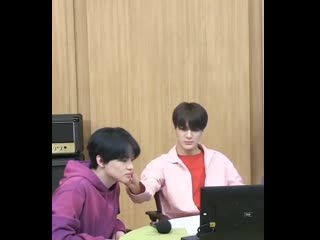 Схватил за щечку