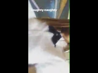 Стройная блондинка показывает попку