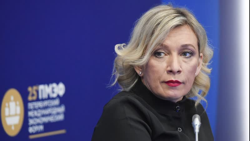 Live russlands aussenamtssprecherin maria sacharowa gibt wöchentliche pressekonferenz