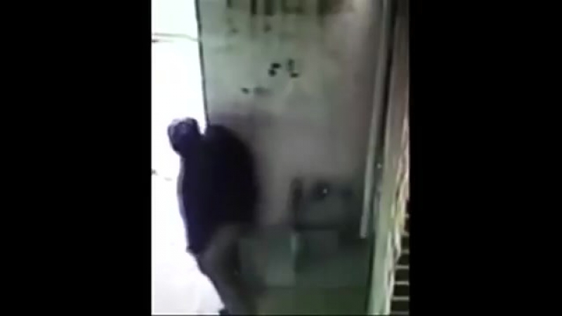 Хулиганы любили справлять нужду у него под домом тогда мужчина придумал гениальное решение!