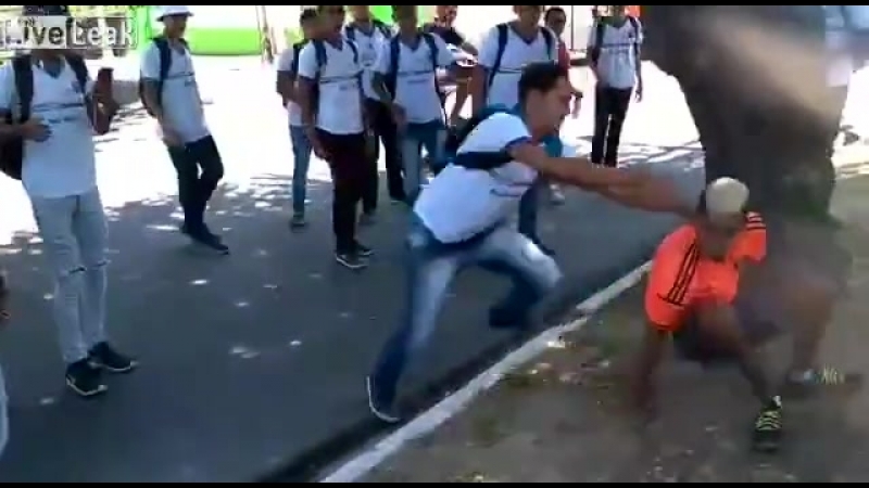 В бразилии до пацана доебались местные гопники, но он им показал удушающий приём