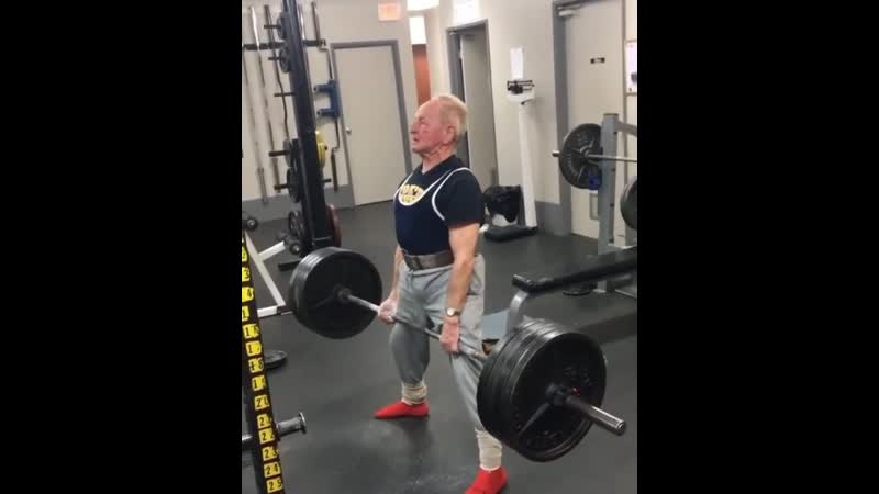 Дедушка в 90 лет делает становую тягу 184 кг 😱
