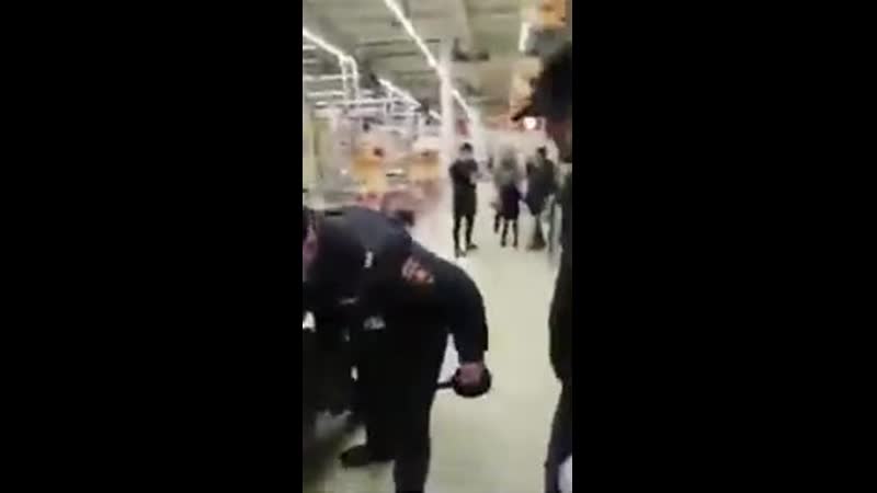 Задержание за отсутствие маска парня заламали и еще из балончика газом прыснули менты уже беспределят на высшем уровне
