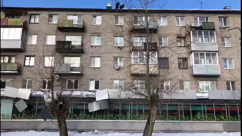 Губернатор беглов лично почистил снег на крыше пятиэтажки