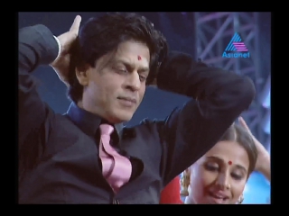 Sharukh with his beautiful actresses asianet film awards (2012)