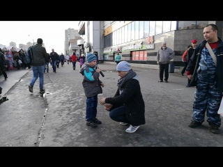 Лёня рассказывает отрывок стихотворения на улице милота 😊