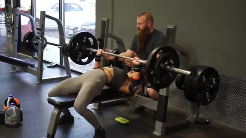 Девушка тренирует жим лежа и жим на наклонной скамье