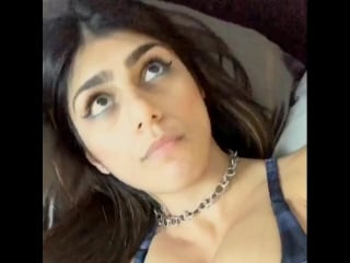 Mia khalifa кушает чипсы