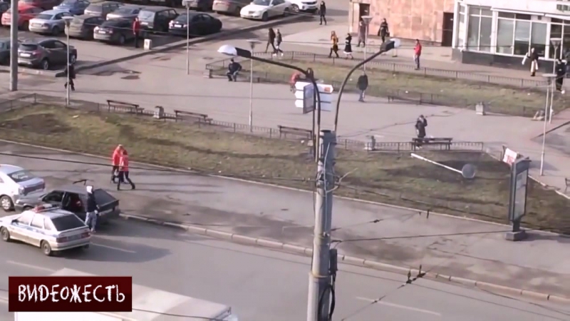 Прицепили четырку к троллейбусу © видеожесть