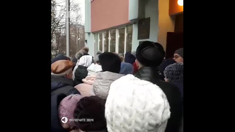 В питере мамочки и бабушки выстроились в длинную очередь ха билетами на ёлку