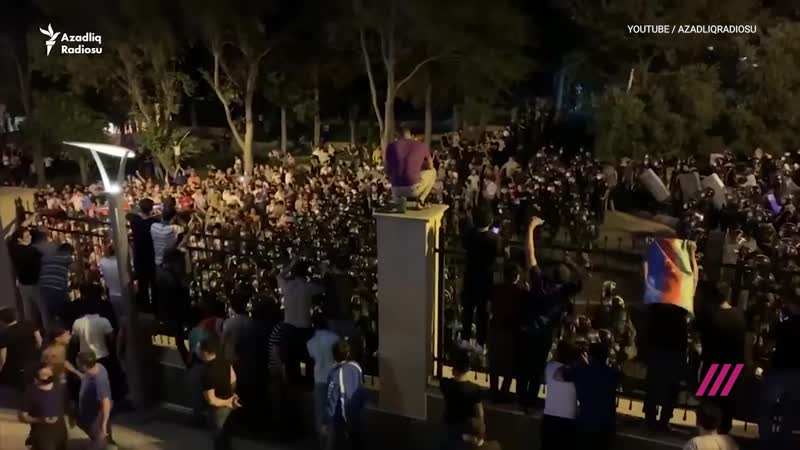 Сотни бакинцев вышли на стихийный митинг после столкновений на границе с арменией