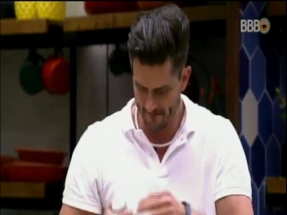 16 02 2017 parte 12 marcos deita no colo de emilly no sofá e conversam