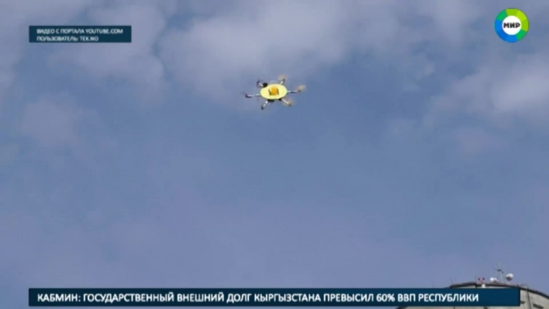 Дрон показал фокус, перевернувшись со стаканом сока