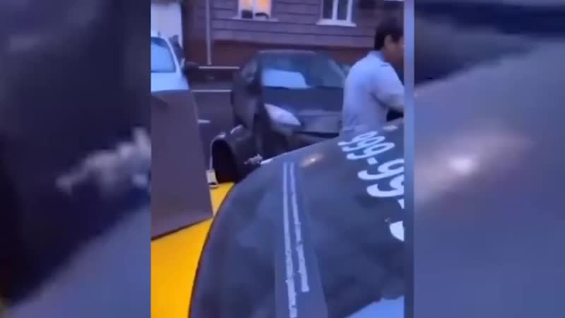 Жену погребняка грубо выставили из такси и вышвырнули ее вещи на дорогу