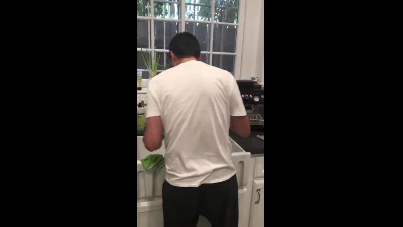 Сардаров юрец пританцовывая моет посуду