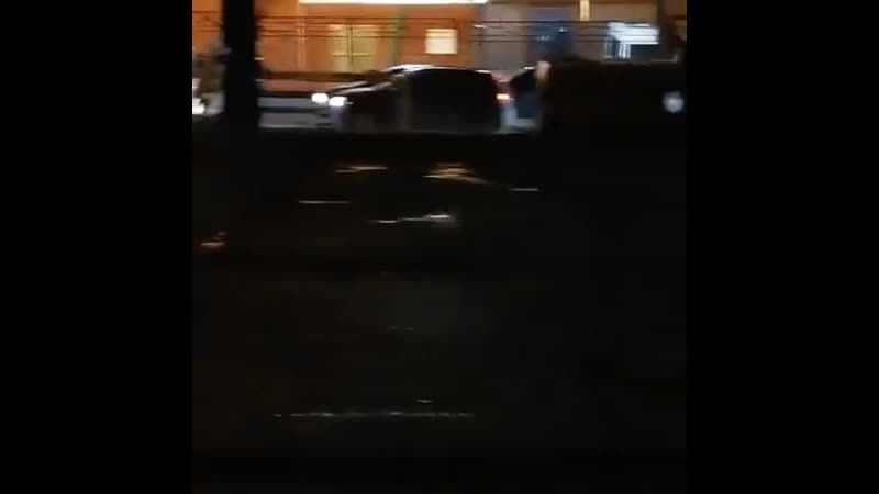 Рабочие лежат на асфальте на "электрозаводской"