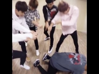 These losers pushing hakyeon over im so done his smile #hakyeon #vixx #error