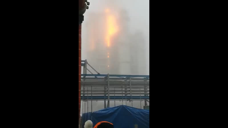 Амурском porn video – Мощный пожар на амурском нефтеперерабатывающем заводе после взрыва газа