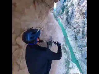 Парень демонстрирует свои умения кататься в экстремальных местах