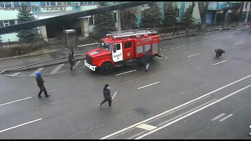 Погромщики попытались спалить здание прокуратуры в алма ате с пожарными внутри