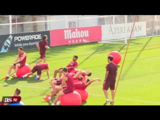 Griezmann se despista en la pelota y se cae de culo