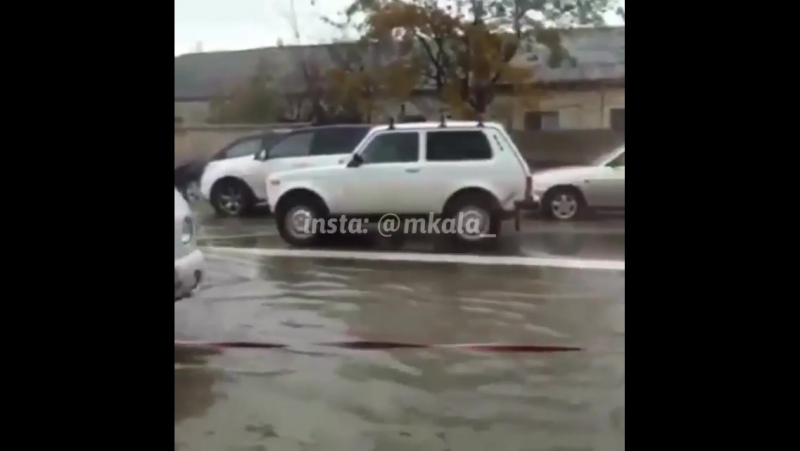 Пожарные машины буксируют заглохщие автомобили из за ливня в махачкале