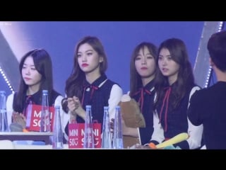 170114 아이오아이 샤이니 수상소감 지켜보는[김소혜,김도연,김세정,임나영] 직캠 fancam (제31회 골든디스크 어워즈) by mera