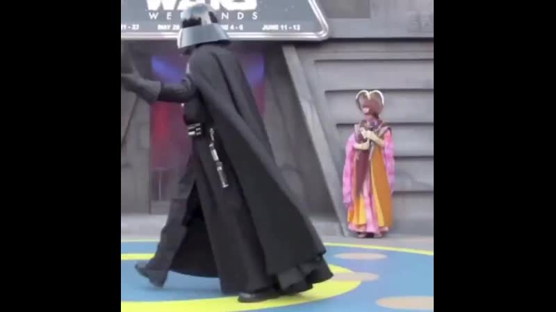 Ahsoka tano plays just dance on the wii while darth vader and padmé amidala go through a divorce (2008)