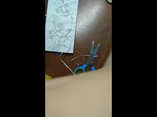 Акварелька хуярит рисунки на камеру