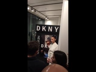 Фан встреча бренда «dkny» по случаю выпуска коллекции сезона весна/лето 2017, нью йорк (01 02 17)