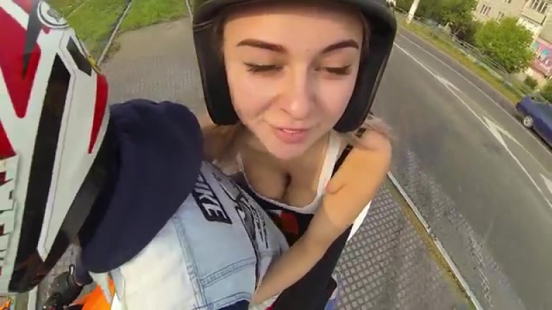 Пышногрудую девушку прокатили на мотоцикле