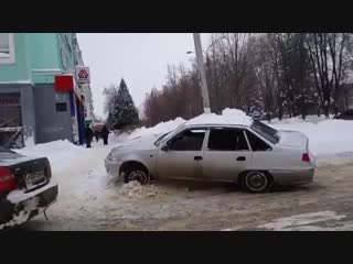 Пьяная деа угнала машину у деда и врезалась в сугроб, а чудик ее снимает