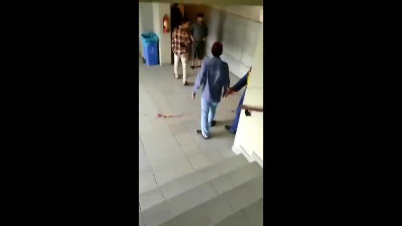 Минимум четверо террористов захватили валютную биржу в карачи трое ликвидированы полицией, один еще находится в здании