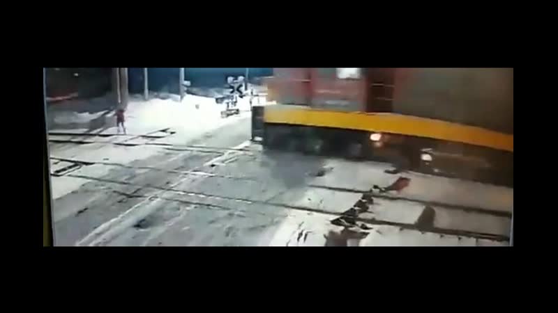 В архангельской области женщина с ребенком на руках очень спешила перейти железнодорожный переход