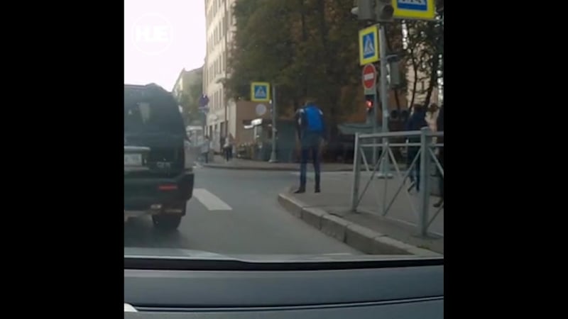 В питере неадекватный пешеход попал в кадр регистратора