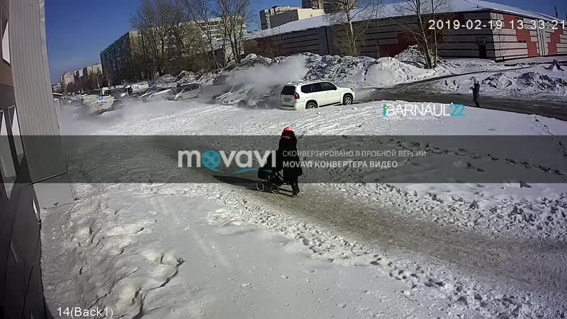 Снег с крыши чуть не упал на коляску с ребенком