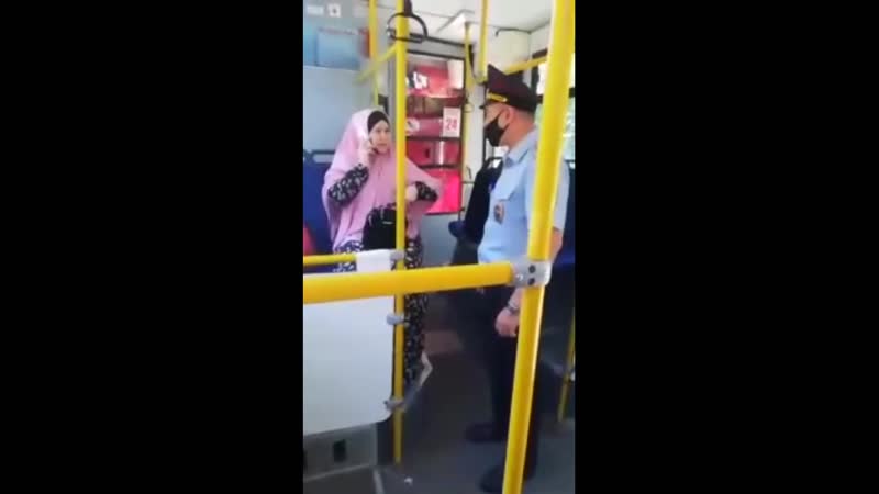 Девушка в хиджабе отказалась надевать маску в автобусе и устроила скандал с полицией