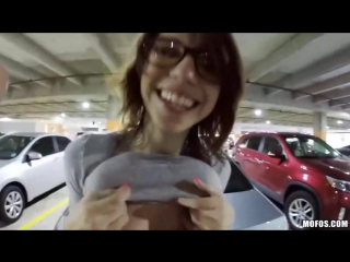 Парень вместо работы трахается с милкой с зачетными сиськами