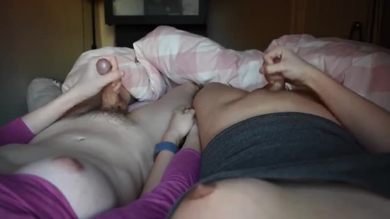 Лесбиянки с членами романтично дрочат и кончают одновременно transy show