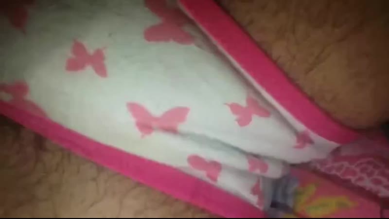 Молодые ласкает свою волосатенькую писечку забыла по брить ее