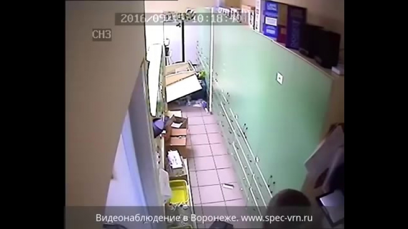 Обдолбанный наркоман разгромил аптеку в воронеже!