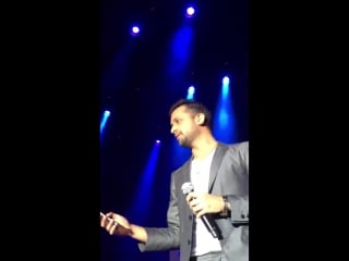 Atif aslam grab fans phone in concert and sing jeena jeena