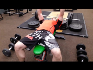 Денчик развлекается в жиме лежа