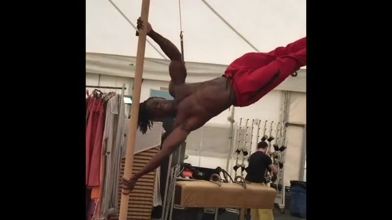 Этот парень нарушает законы гравитации alseny sylla