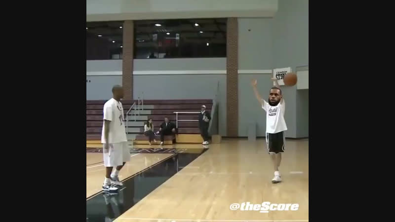 Коуч кобе обучает штрафным