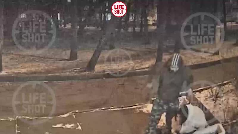 Старший сержант полиции стреляет в ногу 18 летней девочке